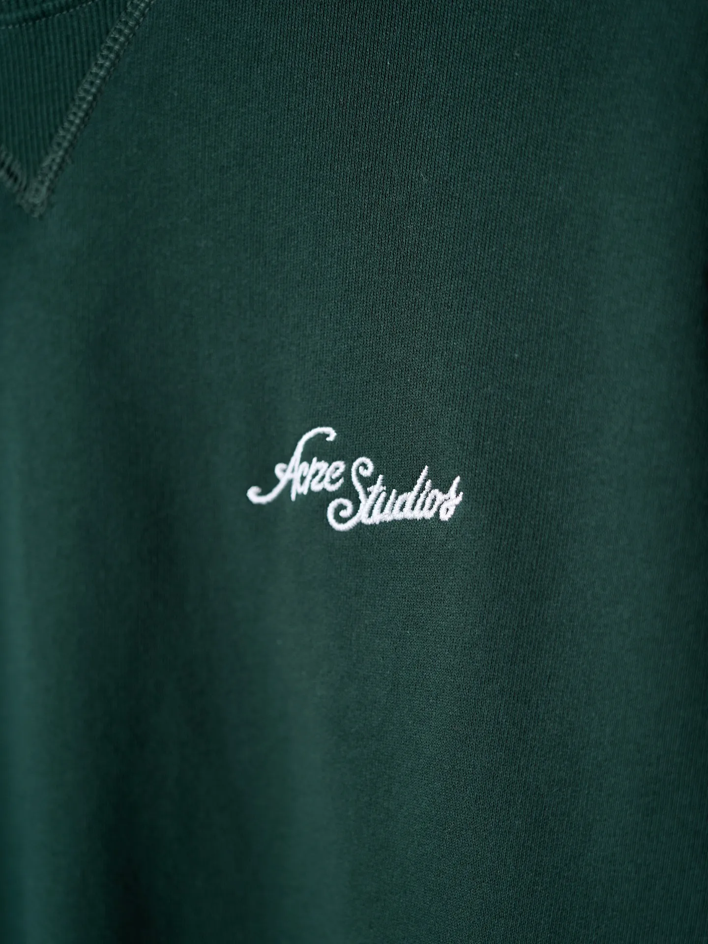[Real auction] Acne Studios embroidered logo sweatshirt (women's style) [In Stock] S M L custom-dyed cloud-like brushed fleece cotton, smooth drape, soft and skin-friendly. Wearing a dark forest green as the base, the soft cloth texture is rich in layers, and the low-saturated green tone reveals a quiet and luxurious literary and artistic atmosphere. The iconic Acne Studios embroidered logo is embellished on the chest, simple yet recognizable. The neckline is designed with a Classic triangular panel structure and a high level of detail. The soft and slightly loose off-the-shoulder silhouette is just right to accommodate the lines of the shoulders and back. The moderate length is matched with a cuffed ribbed hem to freely modify the body shape. The ingenuity is hidden in the simple body, allowing a sense of relaxation throughout daily life. 1. Imported machine embroidery uses advanced computer control systems and precision mechanical components to precisely create the iconic Acne Studios logo embroidery, with smooth and delicate lines and a full sense of sophistication. 2. Enzyme washing treatment: The fabrics have been fermented and washed to give them a better feel and texture. They are not easy to deform, shrink or fade. They maintain long-term beauty and have a loose fit.